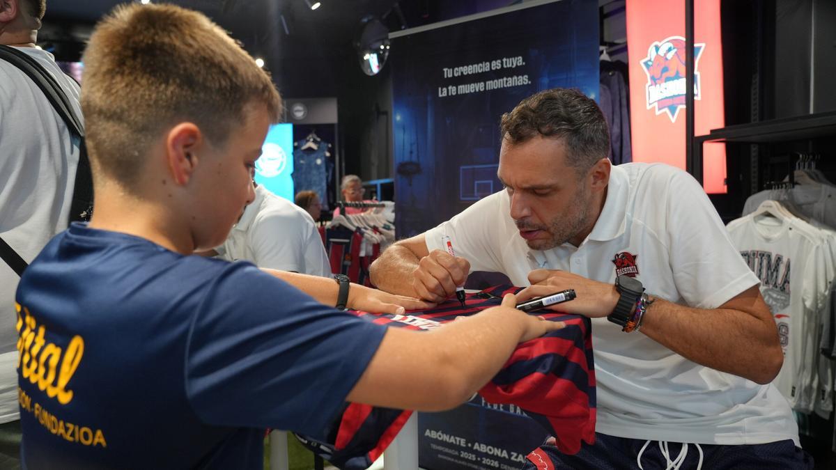 En imágenes: El Baskonia se da un baño de masas en la firma de autógrafos