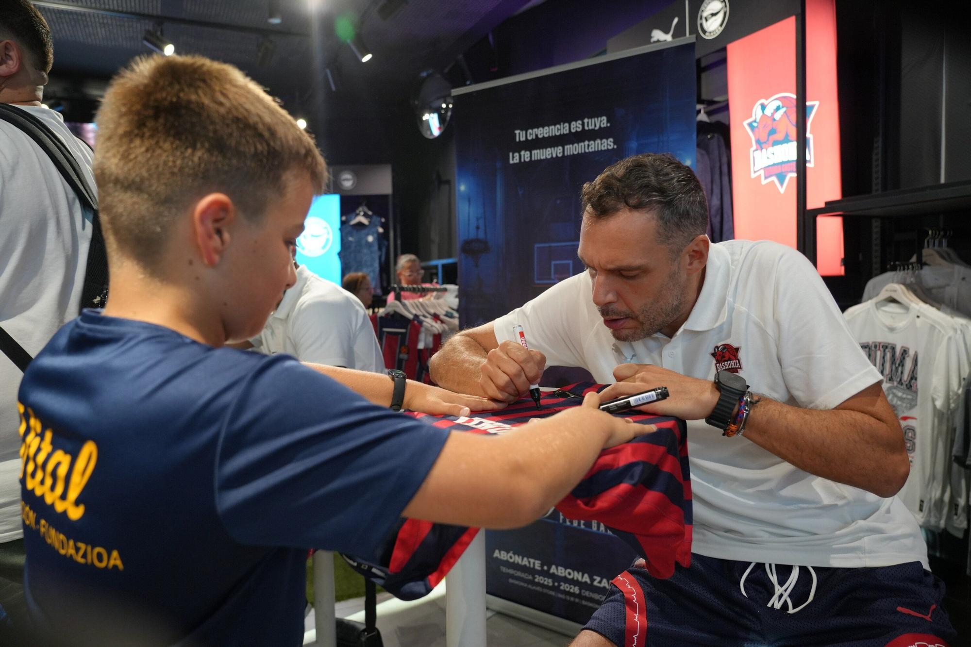 En imágenes: El Baskonia se da un baño de masas en la firma de autógrafos