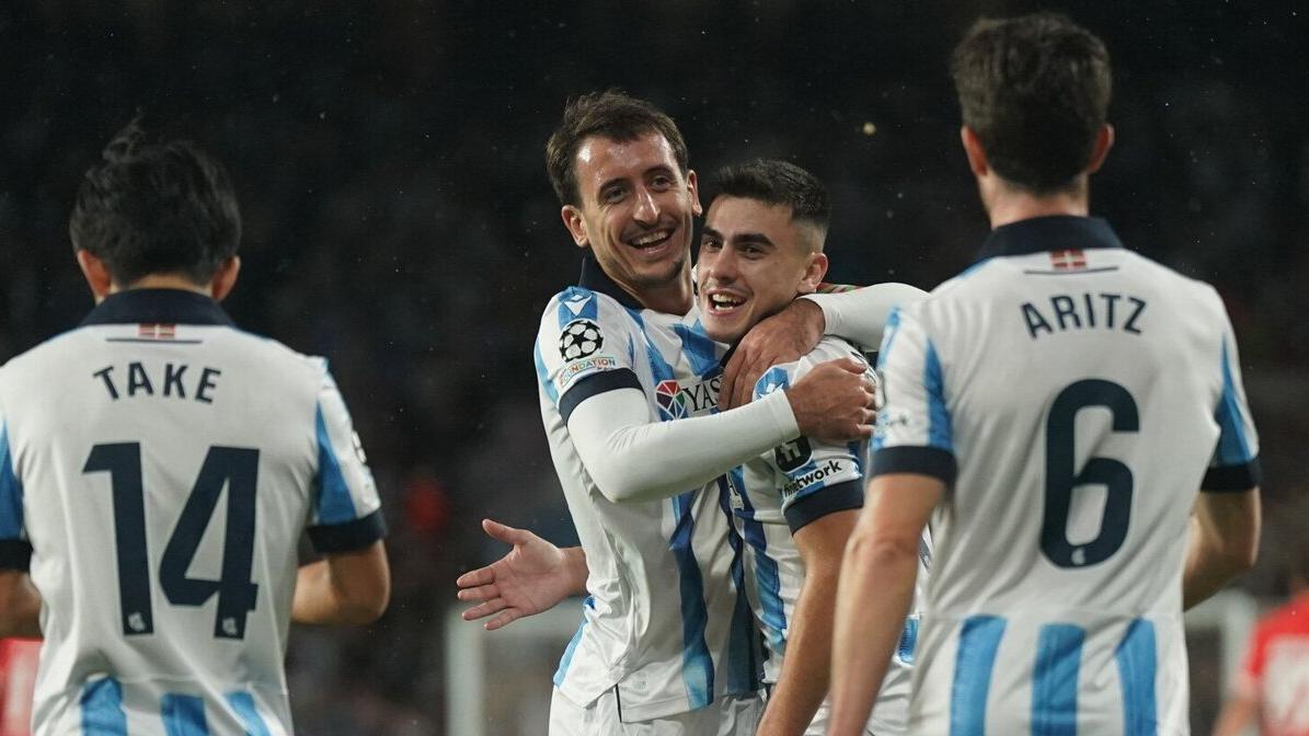 Oyarzabal felicita a Barrene por su gol ante el Benfica.