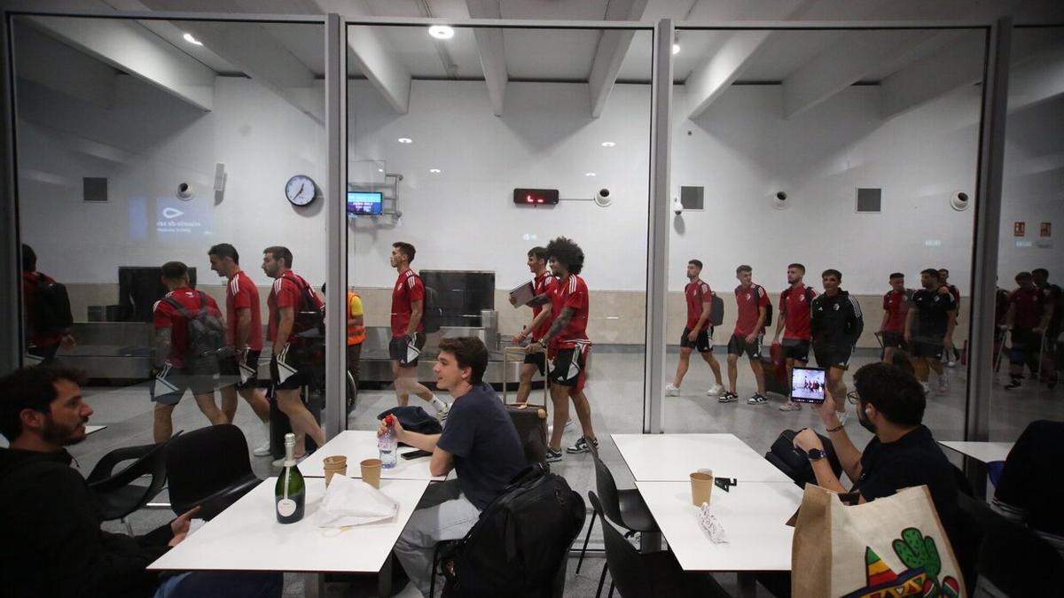 Los jugadores, en el aeropuerto de Sevilla