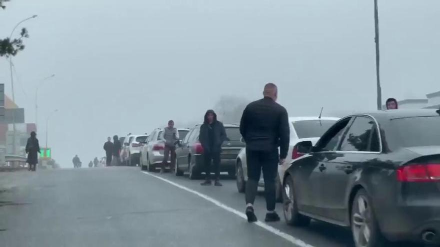 Largas colas de ucranianos que huyen de Kiev