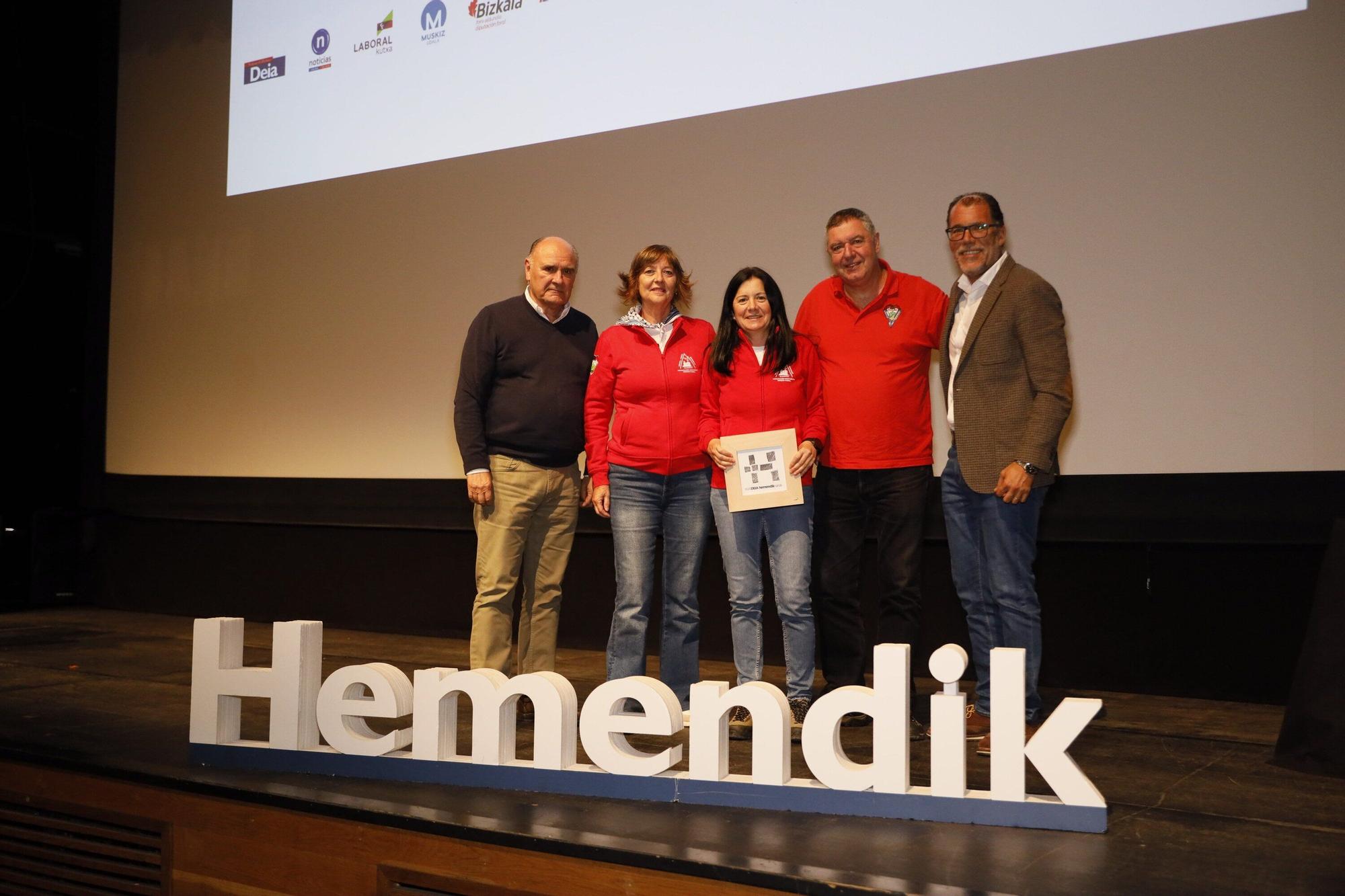 El alcalde de Ortuella, Saulo Nebreda, y Jon Legarreta de Gaimaz dieron el premio a Juan Ignacio Rodríguez, Nagore Landeta y Kati Ramón de la Sociedad Montañera Encartaciones.