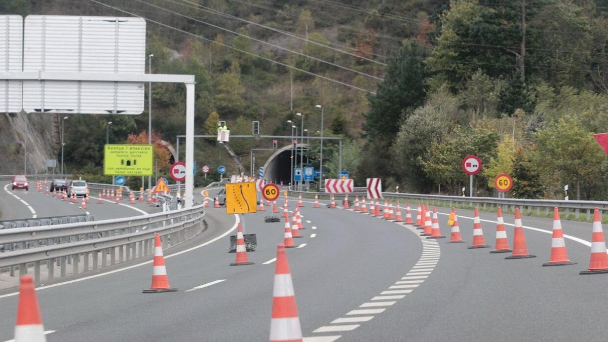 Baipás en la AP-1 tras un desprendimiento en el Túnel de Lesarri