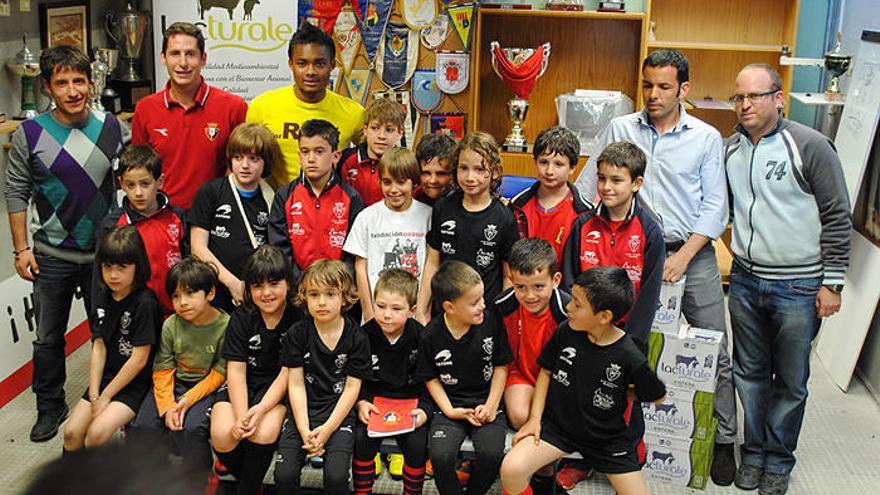 Nelson y Calleja visitaron la escuela de fútbol de la Fundación en Corella