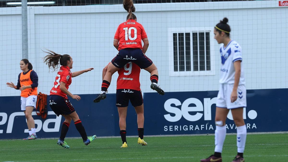 Claudia Jiménez, Irati Igoa y Nora Sarriegi celebrando uno de los goles.