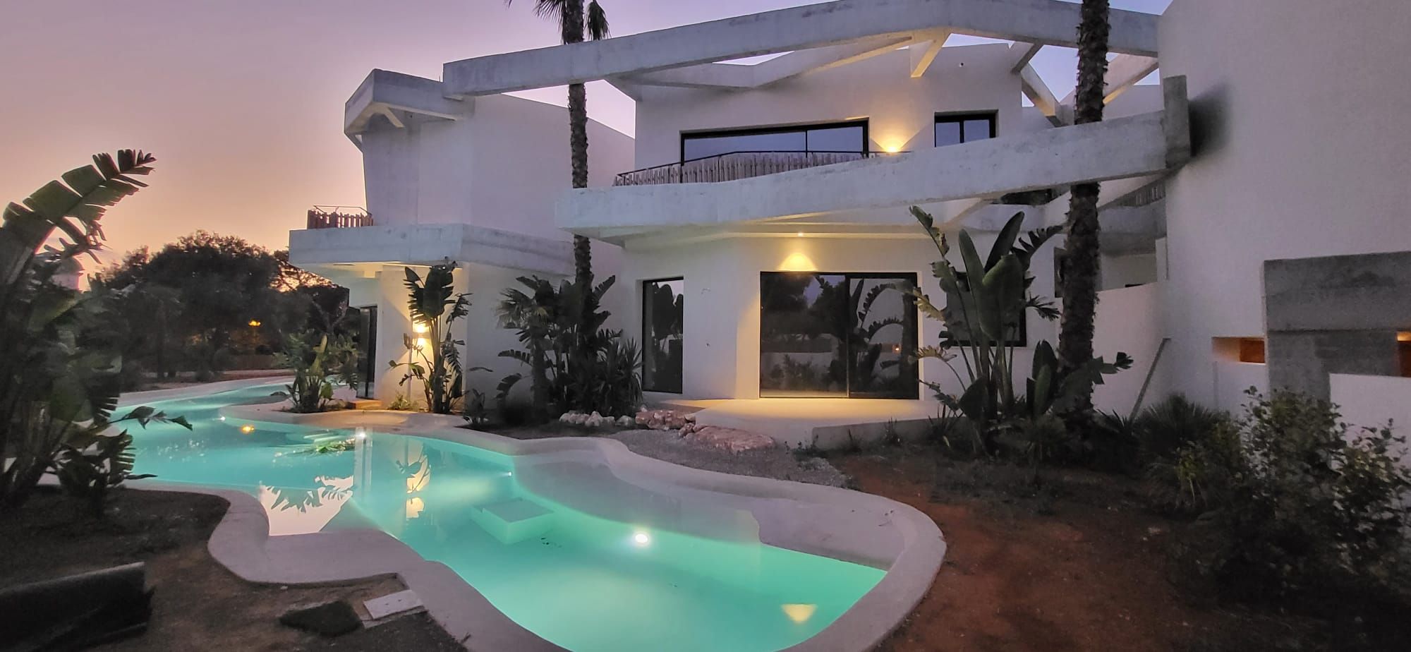 Lo rompedora piscina Mediterranean Sea, diseñada por una constructora donostiarra, para un hotel en Menorca