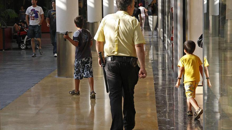 Un vigilante de seguridad, en el centro comercial Itaroa.