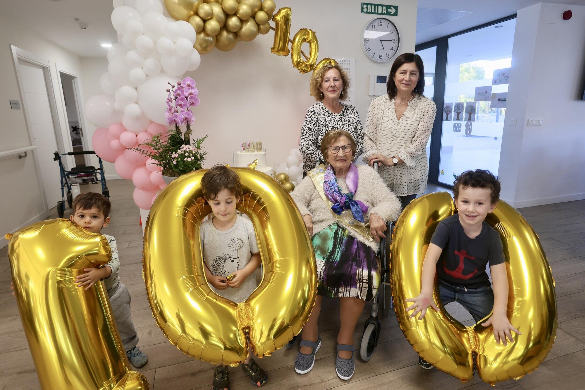 En imágenes: María Purificación López de Viñaspre celebra un siglo de vida rodeada de familiares, amigos y personal en la residencia Betania Garden