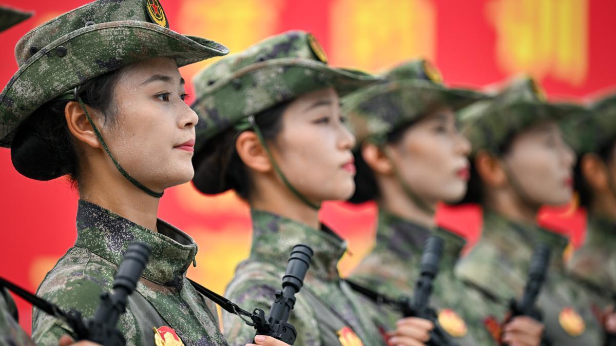 Participantes se preparan para el desfile del Día de la Victoria en China
