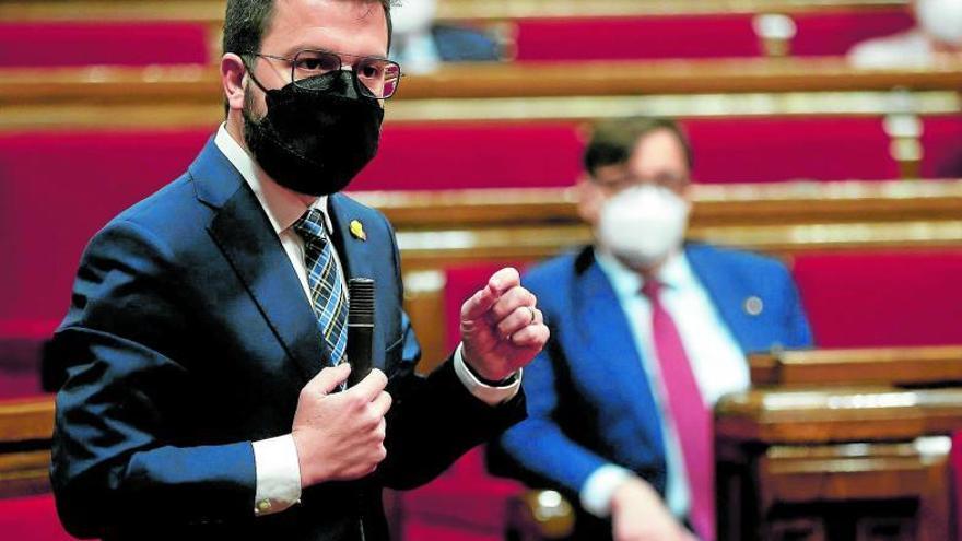 El vicepresident en funciones, Pere Aragonès, durante la sesión de control al Govern de ayer en el Parlament, con Salvador Illa en segundo plano. Foto: Efe