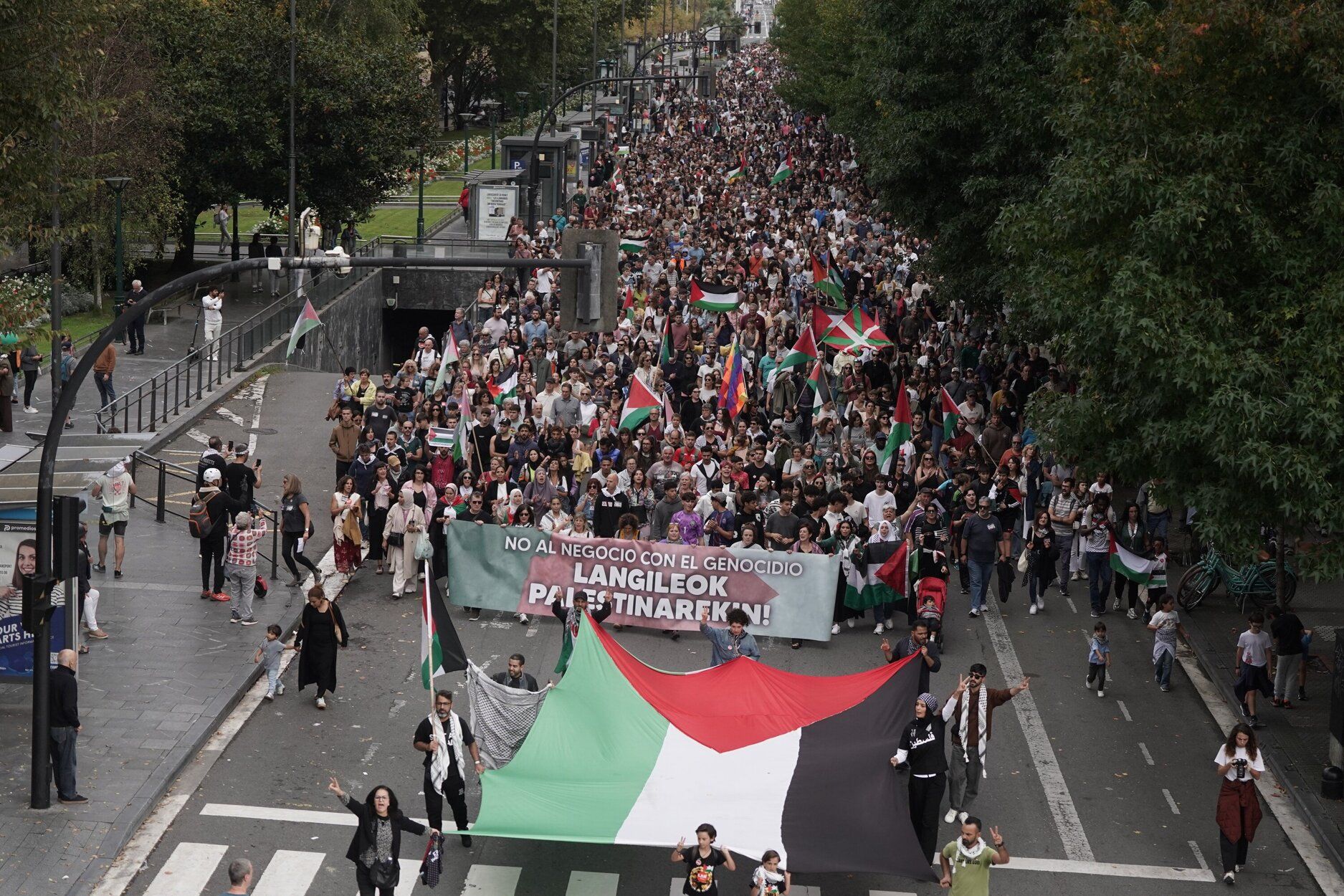 [Fotos] Donostia se vuelca con Palestina en la huelga general