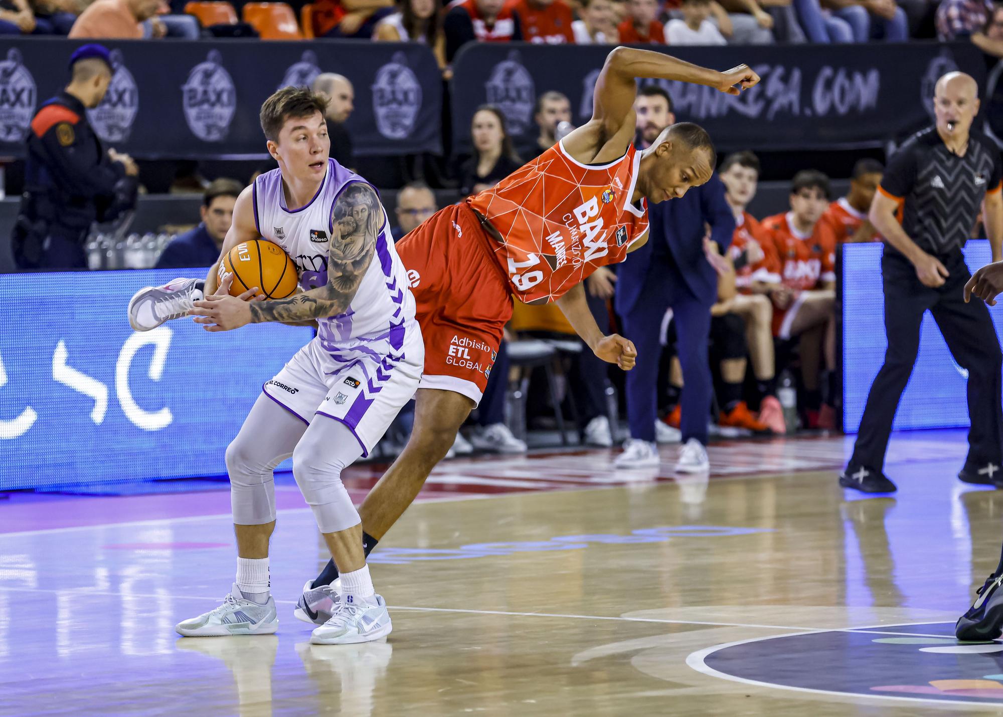 Justin Jaworski protege el balón ante la presión de Olinde.