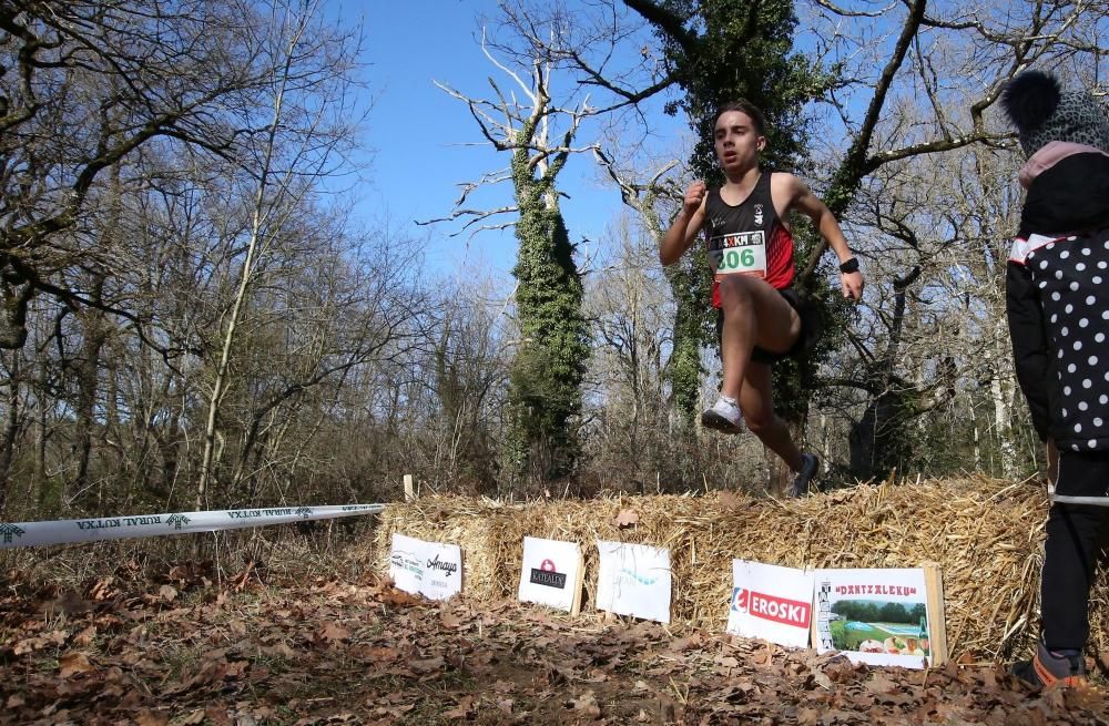 Atletas durante el 36 Campeonato Navarro de Cross Largo.