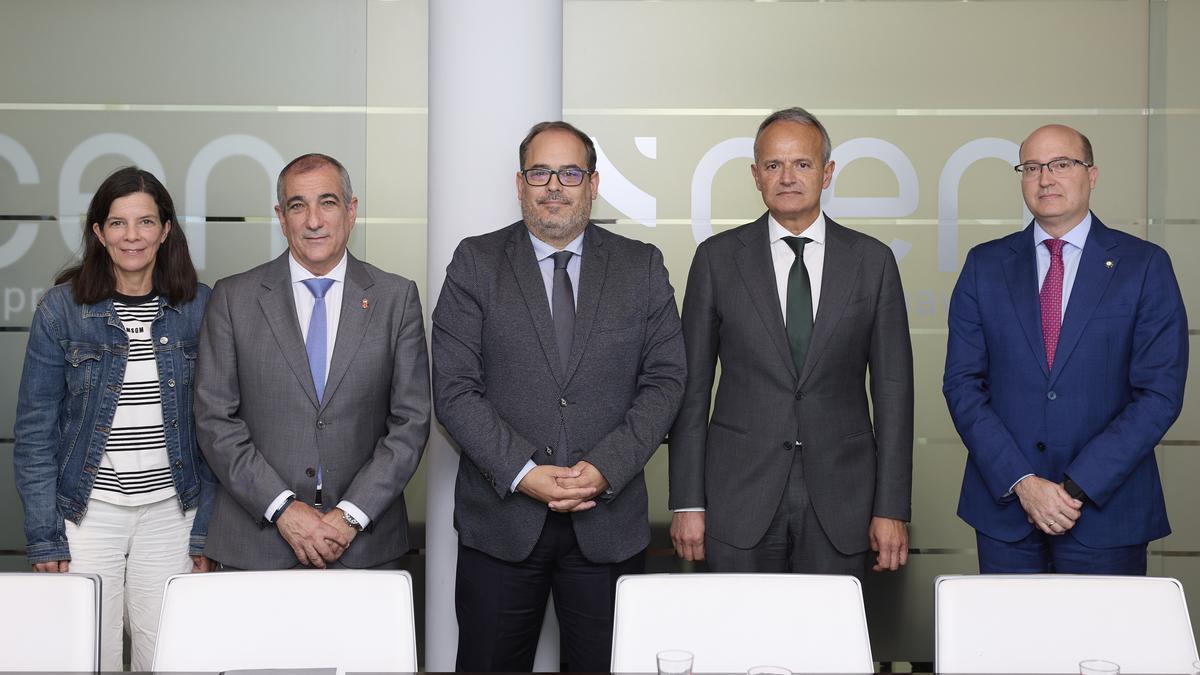 El consejero de Cohesión Territorial, Óscar Chivite, acompañado del Comisionado del Corredor Atlántico, José Antonio Sebastián, el presidente de la CEN, Manuel Piquer, la directora general de Transportes y Movilidad Sostenible, Berta Miranda y el secretario general de la CEN, Carlos Fernández.