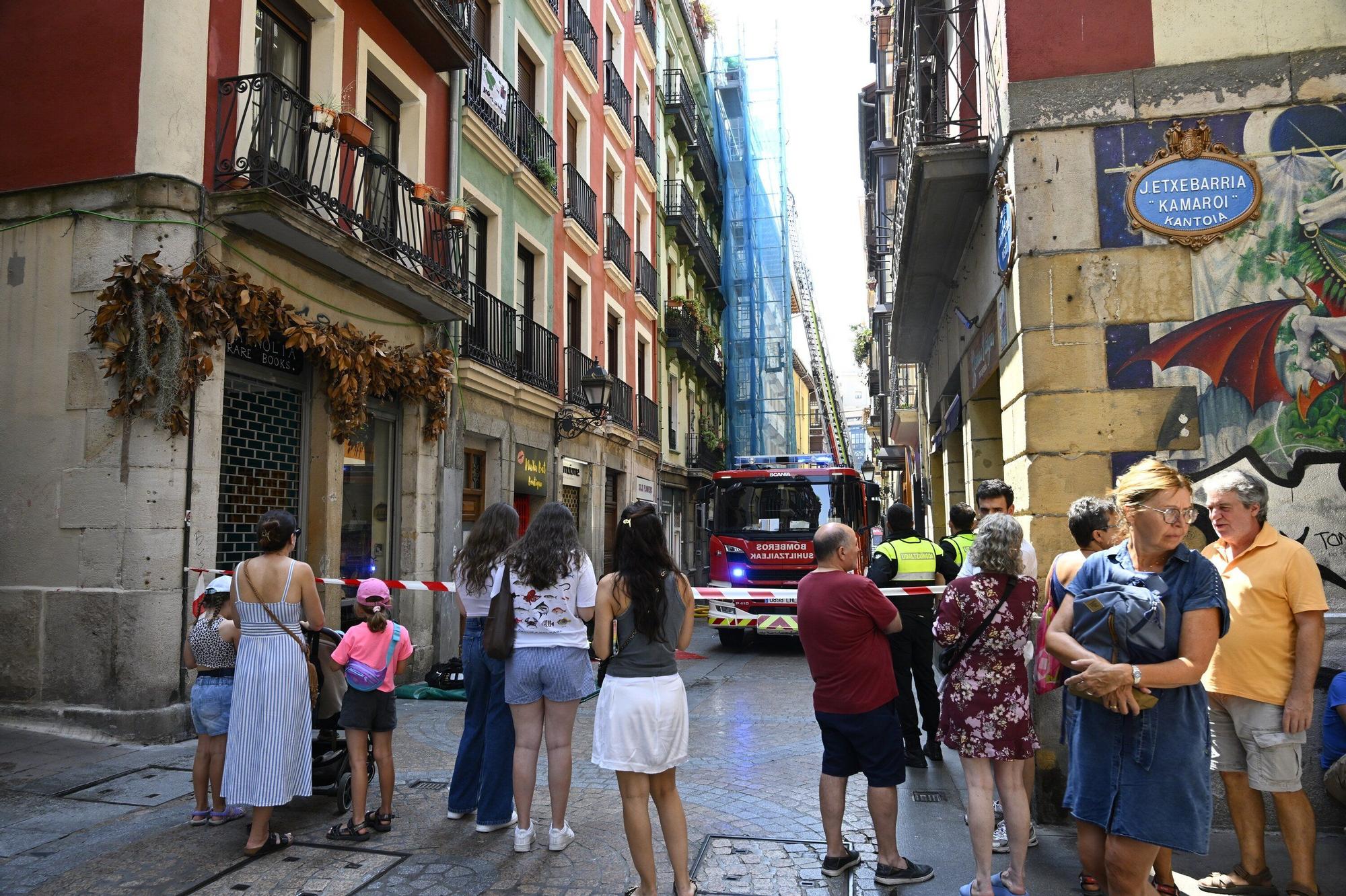 En imágenes: Susto en el Casco Viejo de Bilbao tras un incendio en un piso