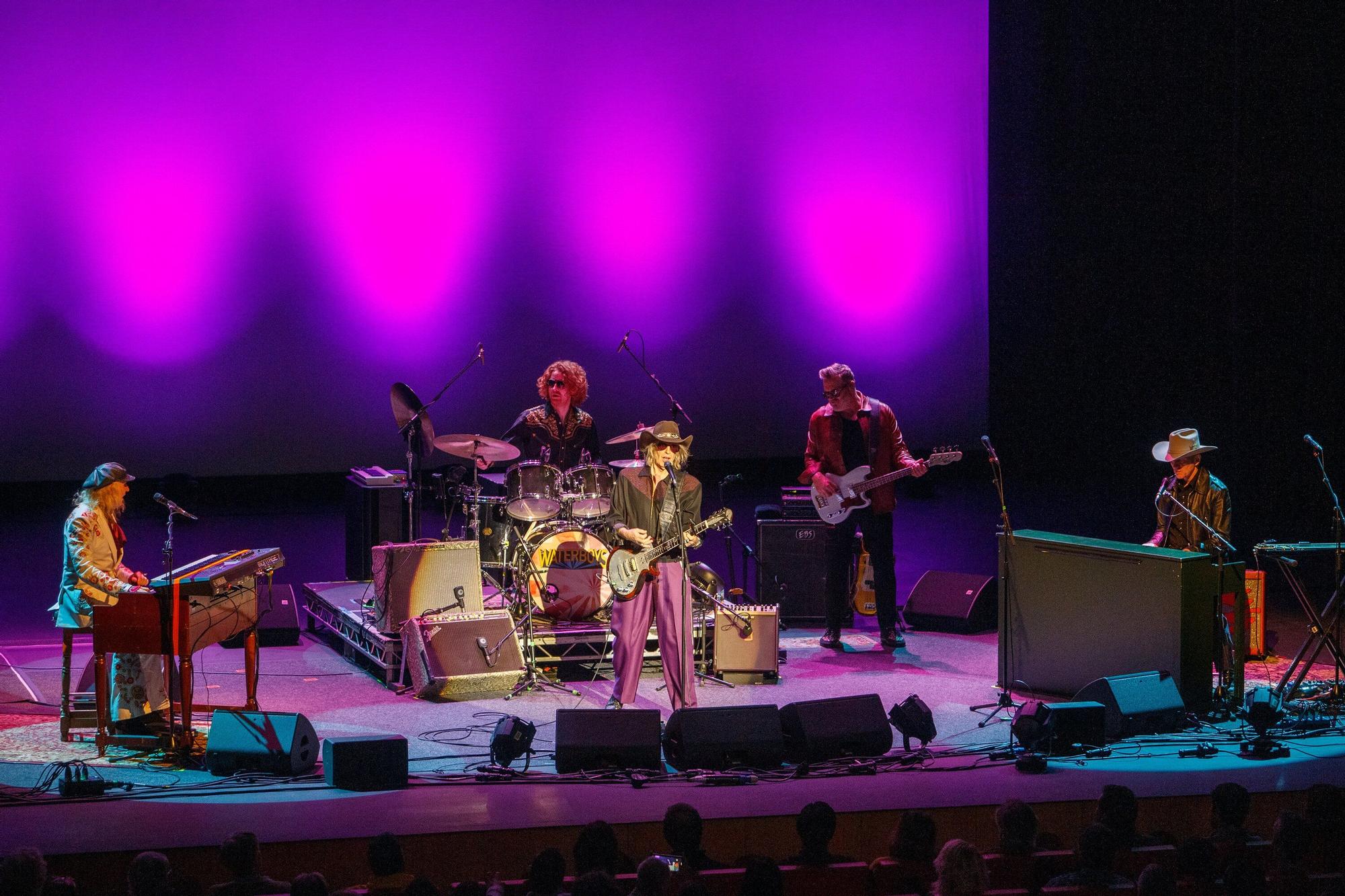 FOTOS | Vida, muerte y The Waterboys en el Baluarte