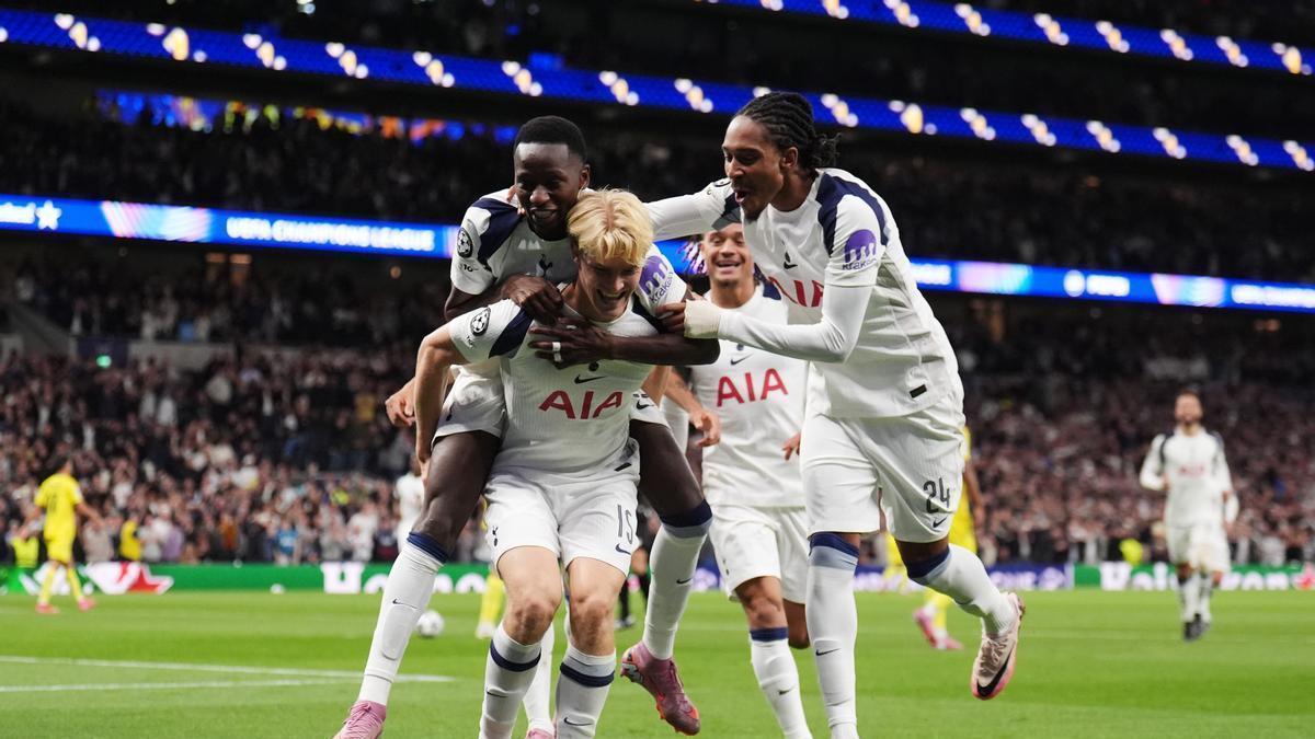 Los jugadores del Tottenham celebran el único gol del partido.