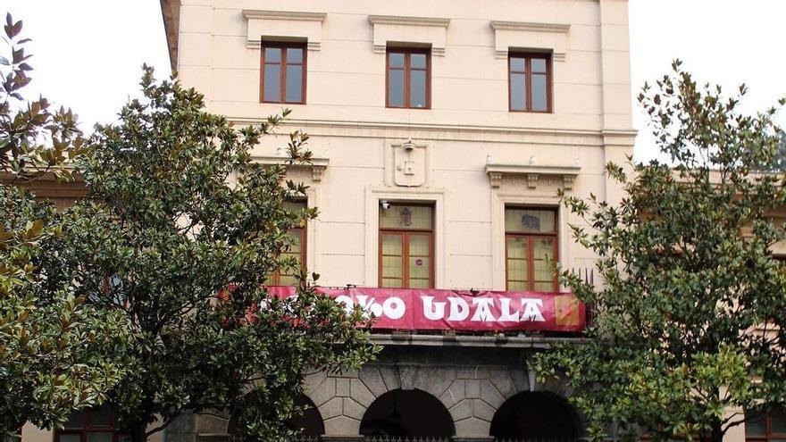 Lanzan un pivote al balcón de una concejala del PNV de Ugao-Miraballes que lleva años denunciando acoso