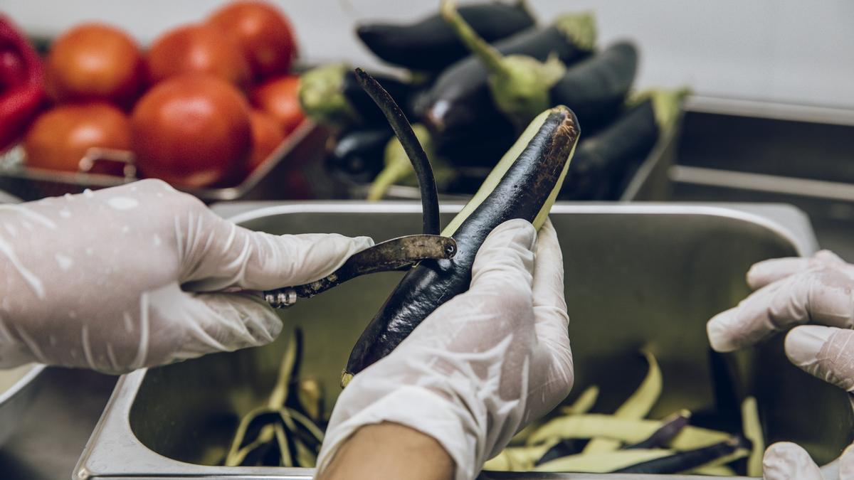 Imagen de archivo de un negocio de hostelería preparando comida