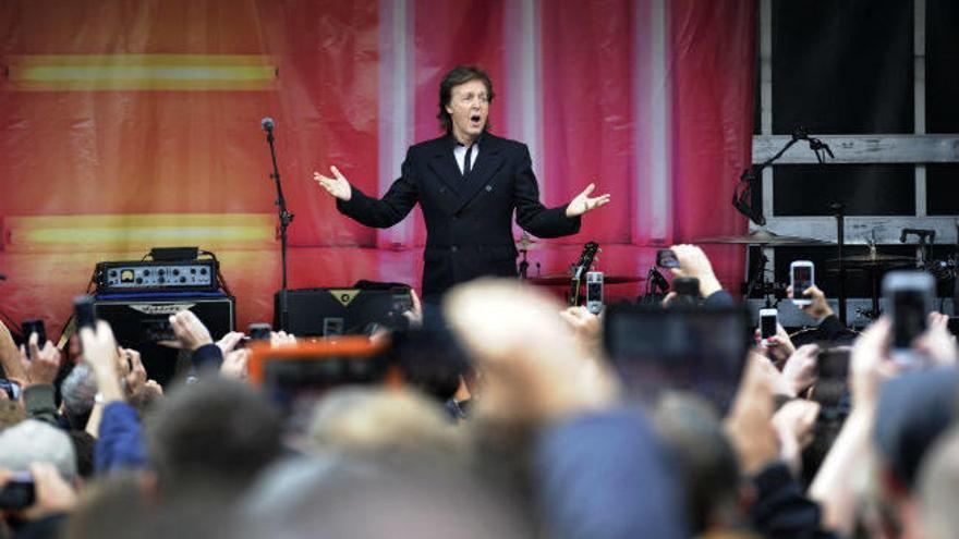 McCartney improvisa un concierto en Covent Garden