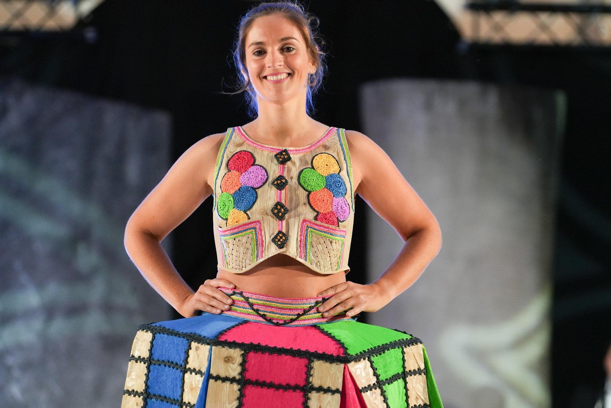 En imágenes: así ha sido el desfile de Vestidos de Papel de Güeñes