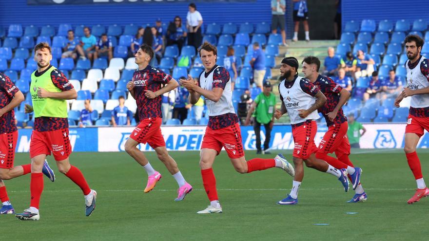 Calentamiento de los jugadores de Osasuna antes del partido contra el Getafe