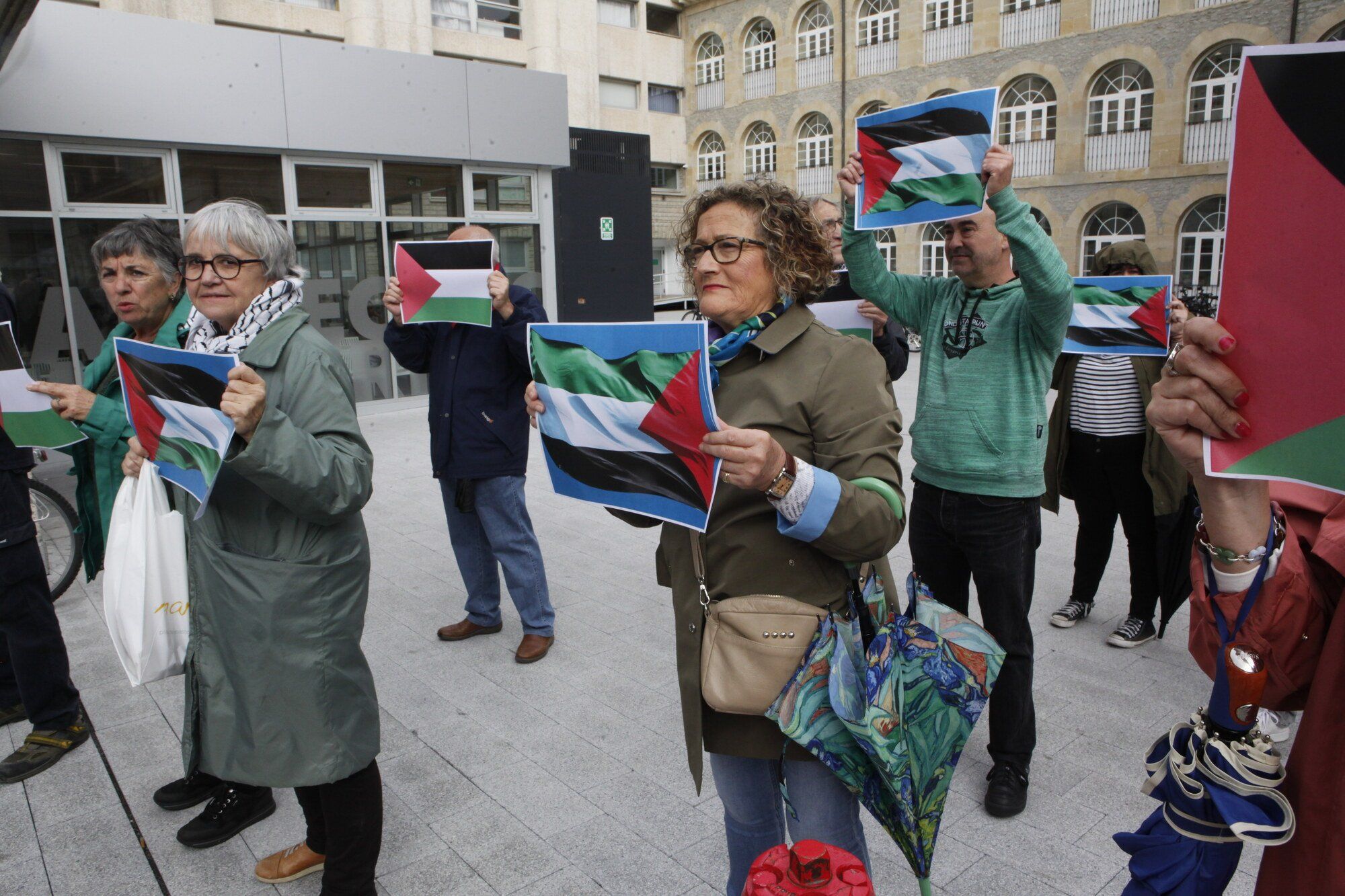 En imágenes: Trabajadoras de Osakidetza en Vitoria muestran su apoyo a Palestina