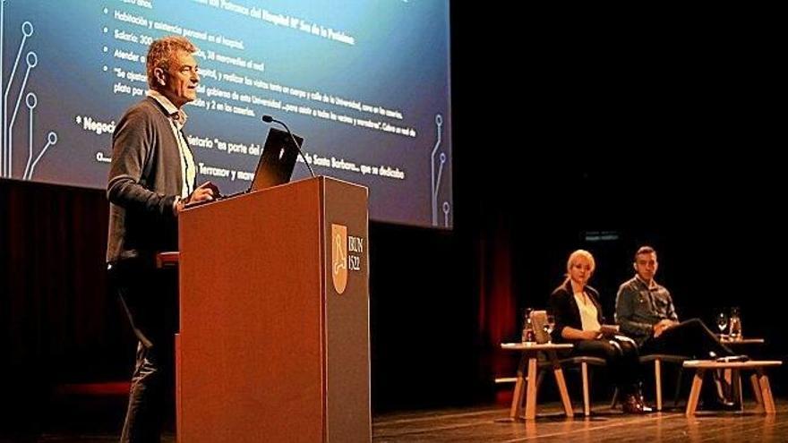 El doctor Juan José Martínez, ayer, durante su ponencia sobre la historia médica de Irun, en Ficoba.