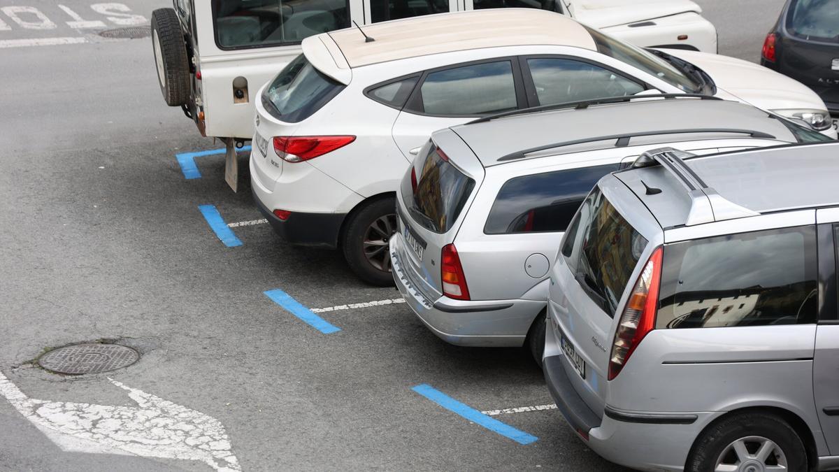 Coches aparcados en zona azul.