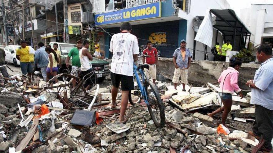 de Pedernales (Ecuador), hoy 17 de abril de 2016, afectados por el terremoto de 7,8 grados en la escala de Richter registrado el sábado en la costa norte de Ecuador pasaron la noche en vela en busca de refugio por temor a réplicas, despues de que sus viv