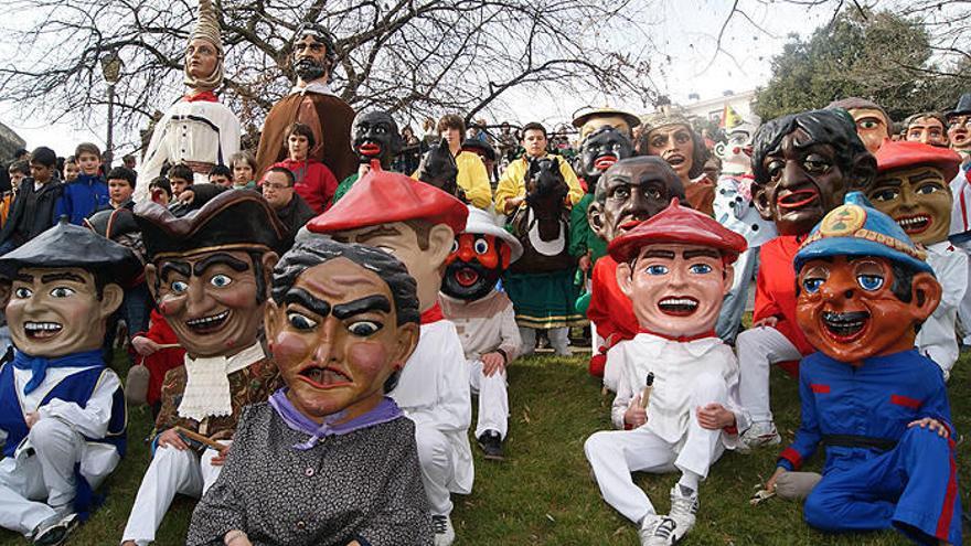 Concentración de kilikis en las inmediaciones de la Ikastola Garcés de los Fayos.