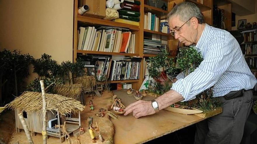 El misionero Josetxu Canibe muestra la maqueta de un poblado indígena-amazónico que se hará a escala natural en La Kuadra
