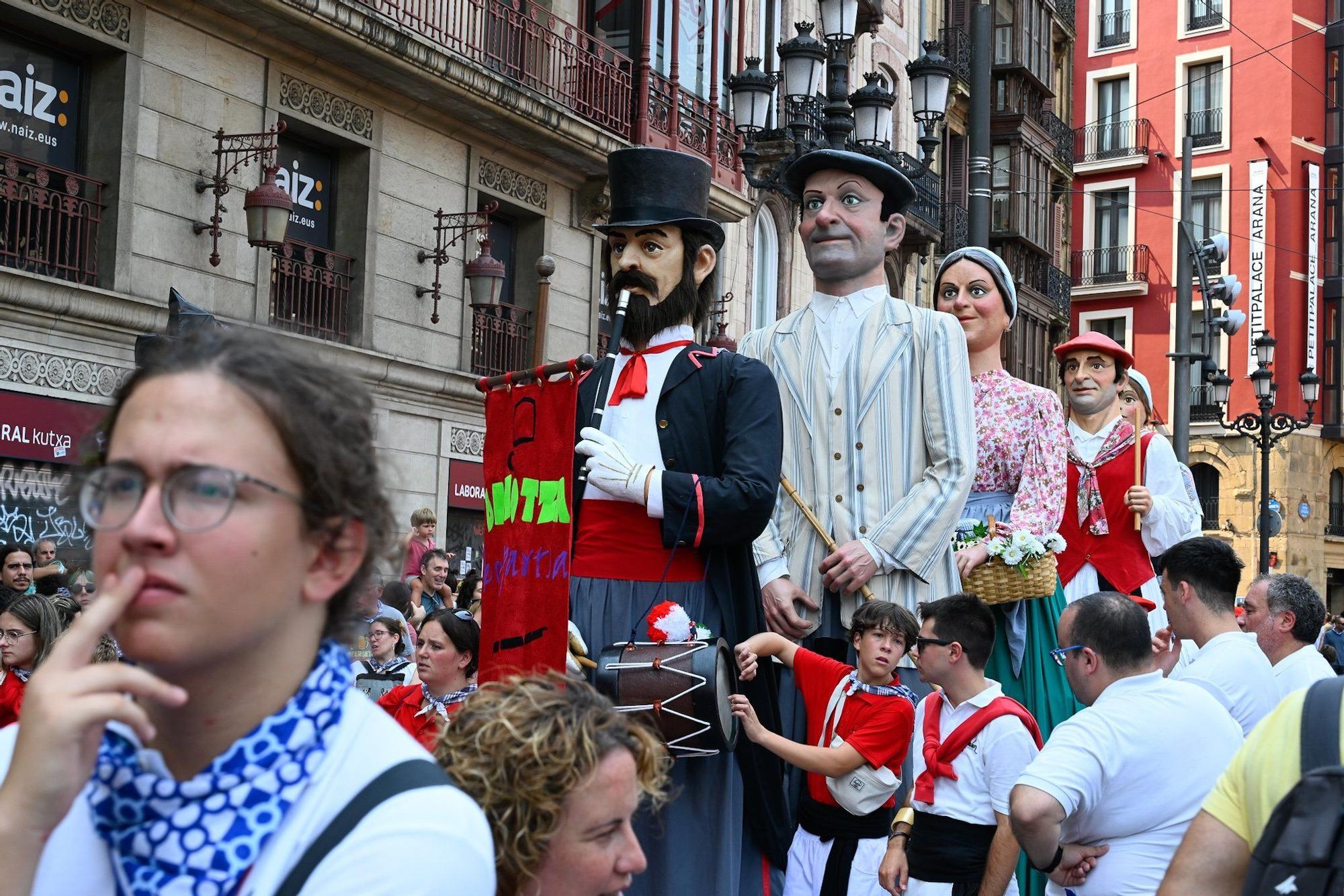 En imágenes: Los gigantes y cabezudos despiden Aste Nagusia a lo grande