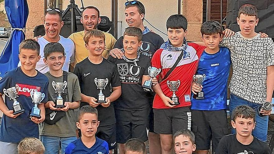 Entrega de premios de las finales de pelota infantil. 