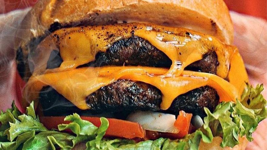 Ni cruda ni muy hecha: el error al cocinar hamburguesas que te podría enfermar gravemente