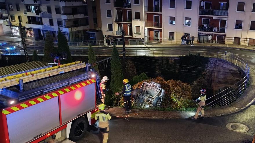Un vehículo pierde el control y está a punto de caer a las vías del ferrocarril en Elgoibar