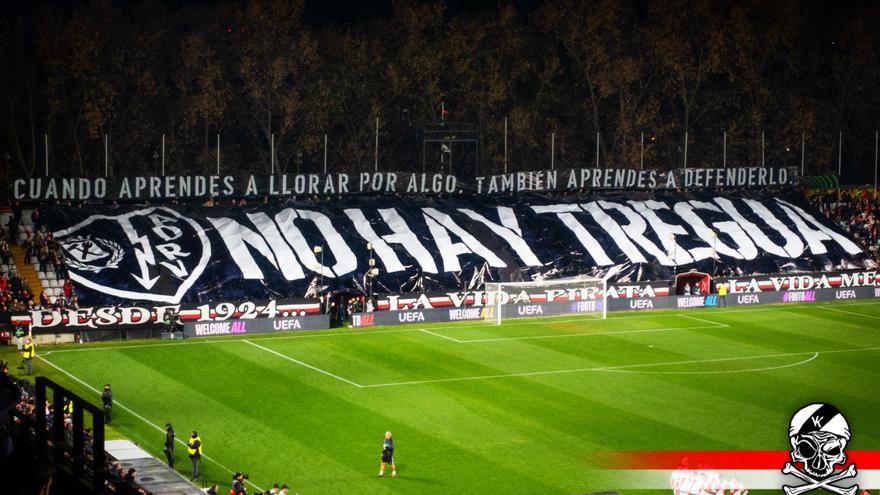 Vallecas exhibe el ‘No hay tregua’ de Barricada en una noche histórica del Rayo