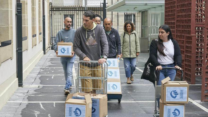 Sindicatos registran en el Parlamento Vasco 138.495 firmas por un SMI propio