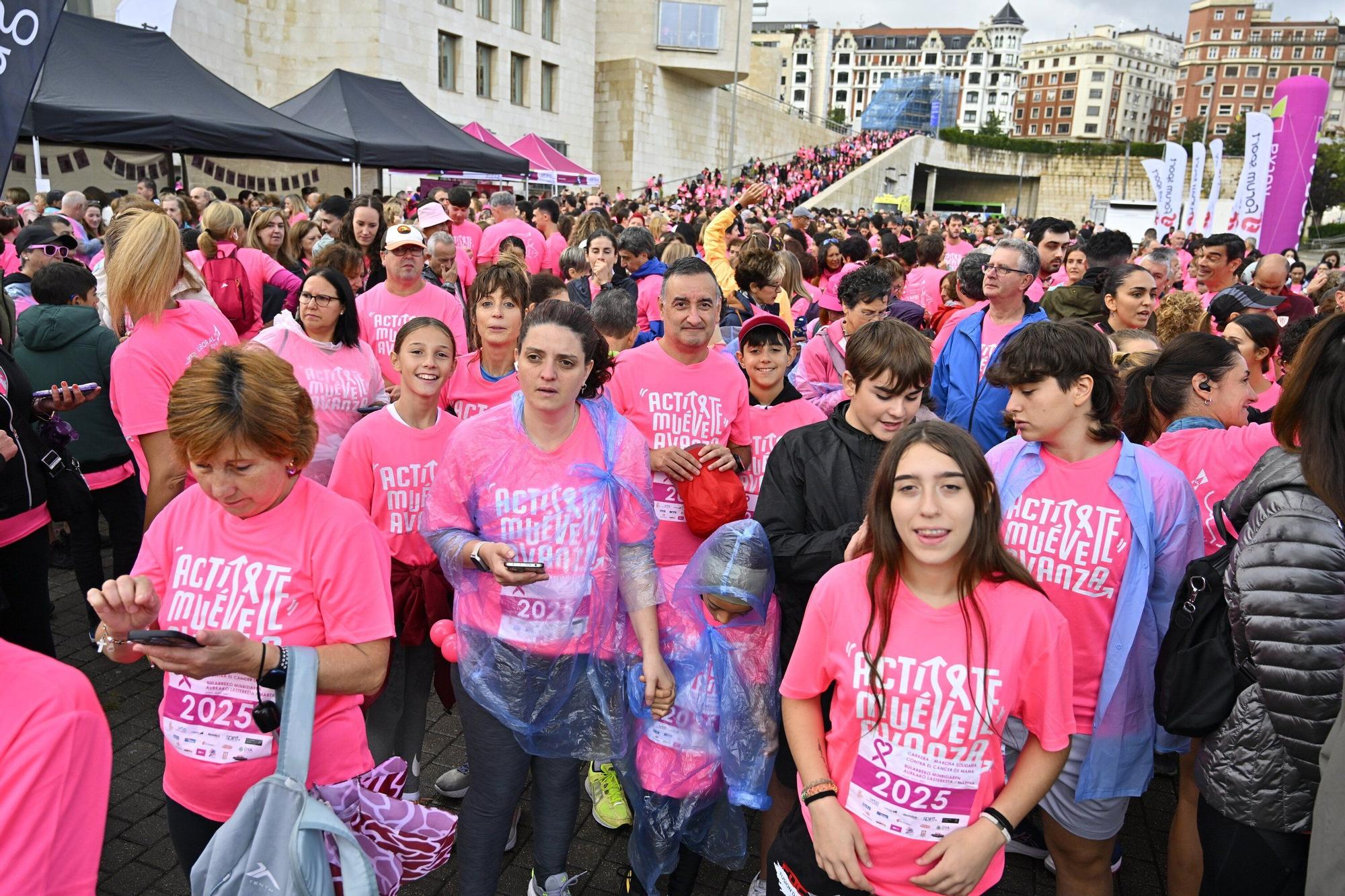 En imágenes: los paraguas tiñen la marea rosa de Bilbao