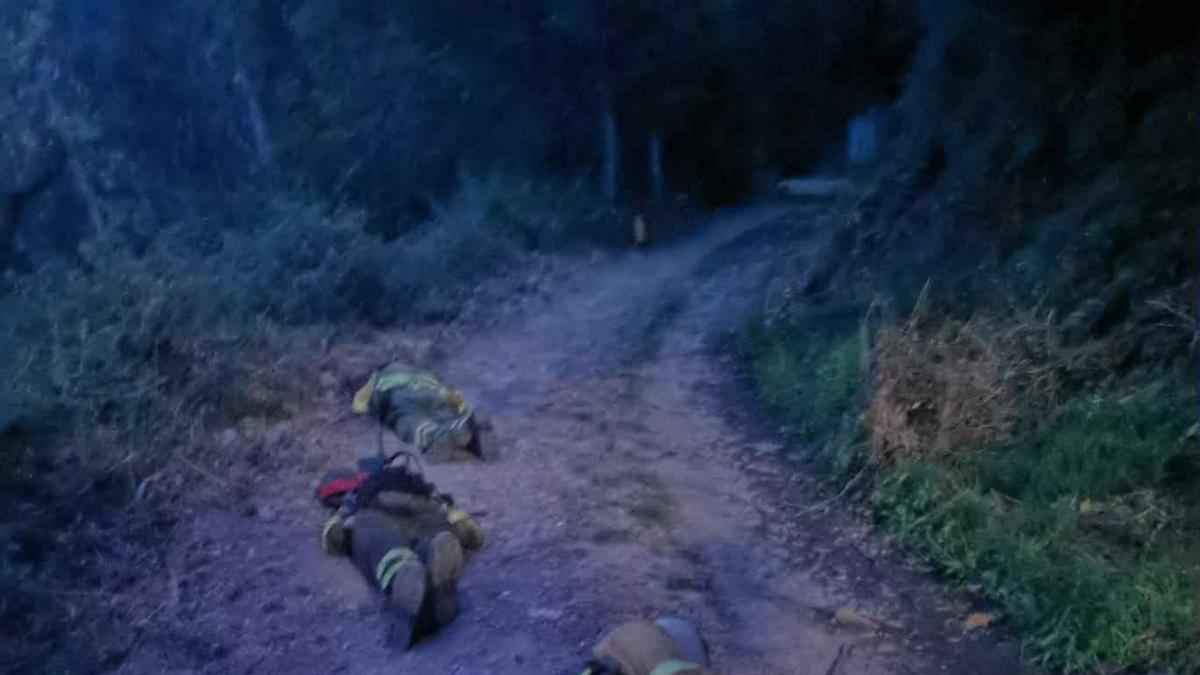Un grupo de bomberos forestales duerme en el suelo durante los incendios de León.
