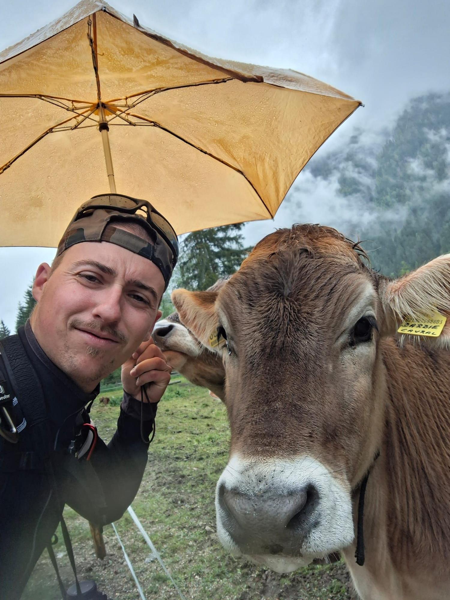 Eneko Azkue, sacándose un selfie con una vaca.