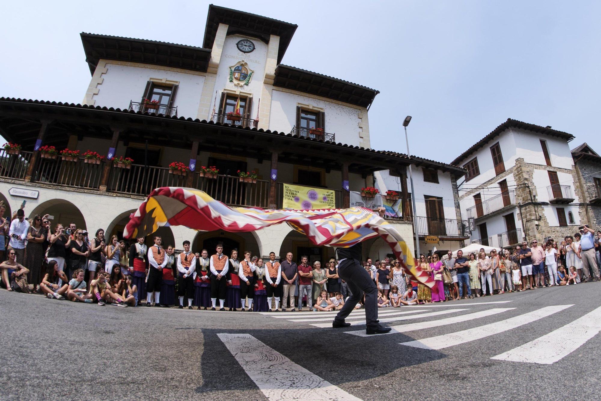 Fotos del tradicional baile de la bandera en fiestas de Roncal 2025