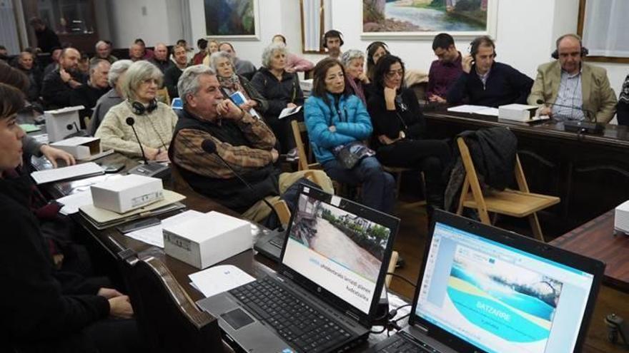 Medio centenar de vecinos acudieron a conocer el plan de Baztan contra inundaciones.