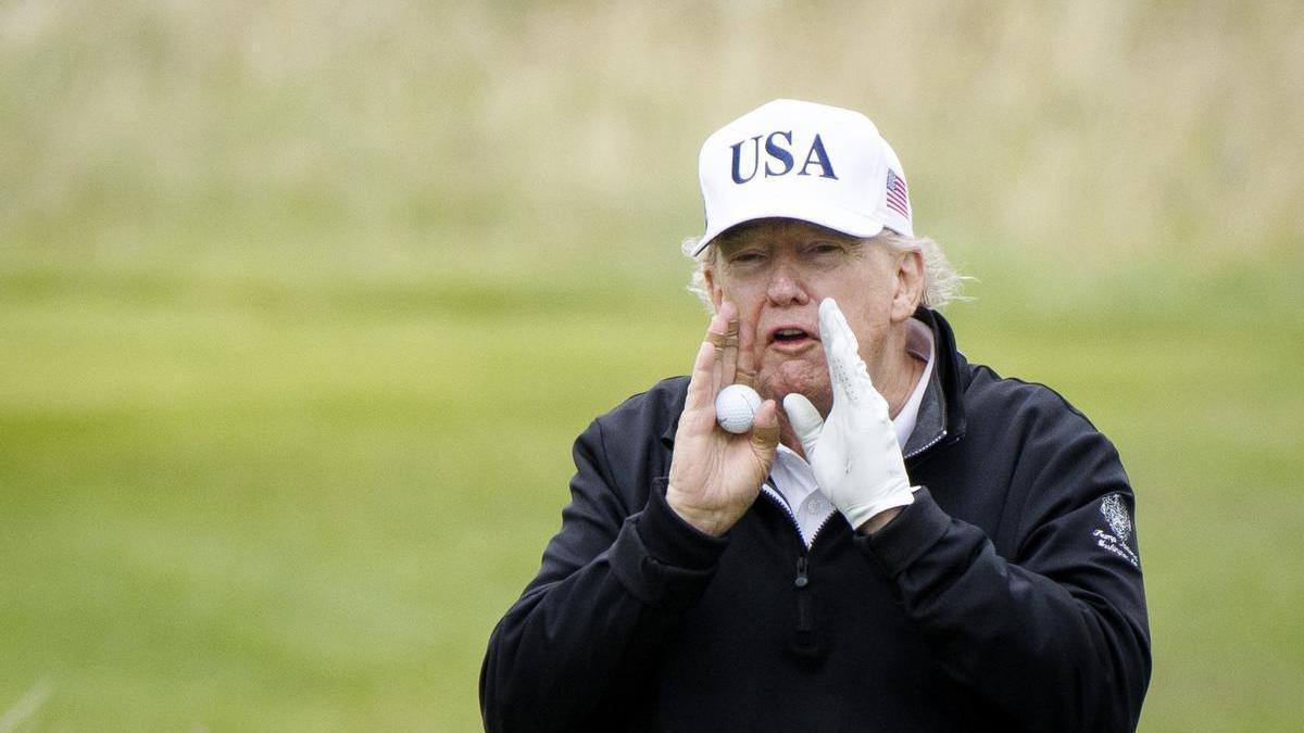 El presidente Donald Trump gesticula mientras juega al golf en el campo de Turnberry, en Escocia.