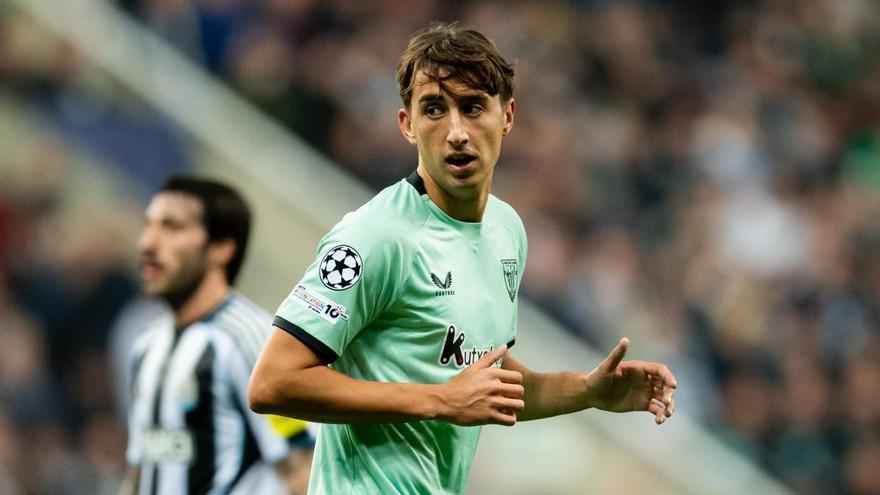 Asier Hierro se estrena ante la mirada de su ama