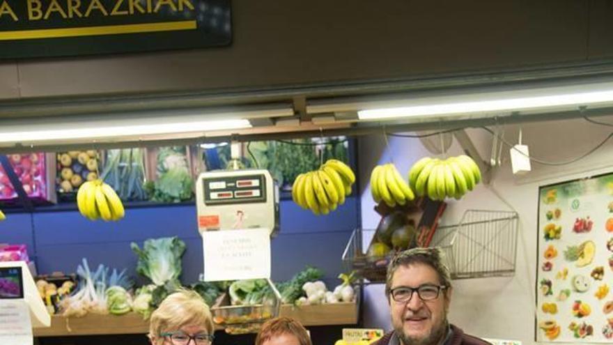 Blanca Amatriain, frutera, Araceli Gurbindo, pescadera, y Juan Ramón Burguete, carnicero, en el Mercado de Ermitagaña.
