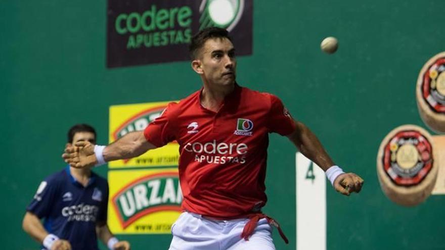 Mikel Urrutikoetxea tiene un dedo roto