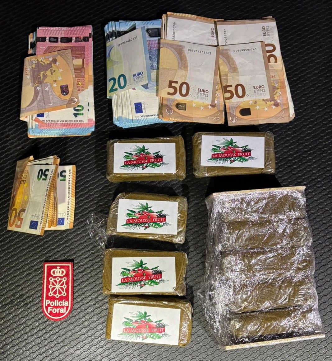 Dinero y droga incautados al detenido.