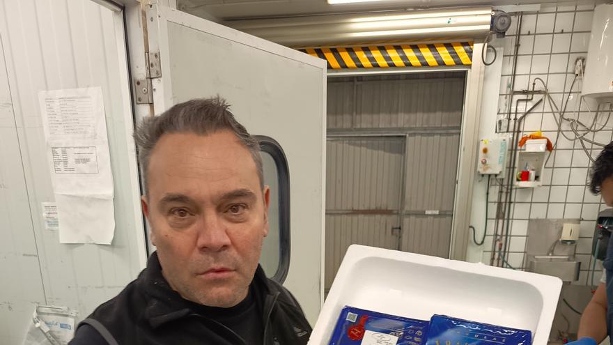 En imágenes: Mercabilbao se prepara para la Navidad con angulas a 1.000€, besugo a 58, percebes entre 55 y 150, níscalos entre 16 y 22 y la lombarda a 1,5 la pieza.