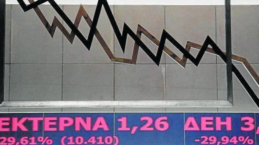 Una pantalla muestra información bursátil en la Bolsa de Atenas.